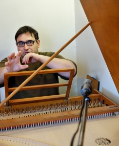 Anatoly Orlovsky au clavecin fait  par le facteur Yves Beaupré